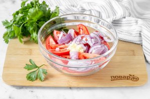 Маринованные помидоры с зеленью Маринованные помидоры с зеленью