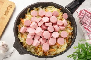 Тушеная капуста с сосисками Тушеная капуста с сосисками