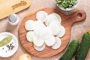 Огурцы с луком на зиму