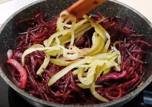 Просто пожарьте свеклу и солёный огурец. Закусочный салат из свеклы: так вкусно, что хочется готовить его каждый день Просто пожарьте свеклу и солёный огурец. Закусочный салат из свеклы: так вкусно, что хочется готовить его каждый день