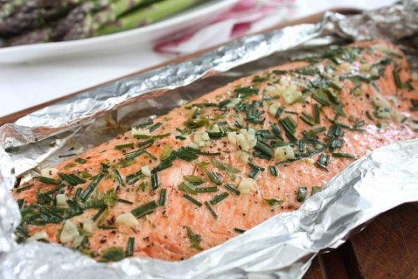 Горбуша со шпинатом и майонезом в духовке
