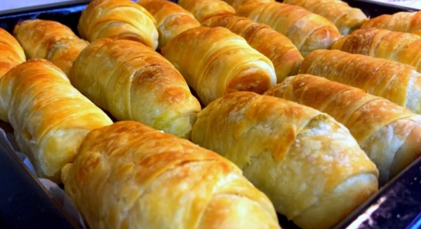 Когда денег нет, а до зарплаты далеко. Очень красивая и вкусная выпечка: нежные пирожки рогалики Когда денег нет, а до зарплаты далеко. Очень красивая и вкусная выпечка: нежные пирожки рогалики