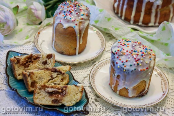 Кулич с изюмом и шоколадной начинкой Кулич с изюмом и шоколадной начинкой