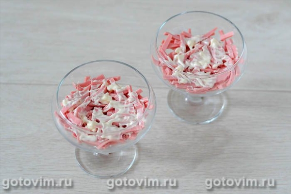 Порционный салат с ветчиной, огурцом и сыром (в креманках)