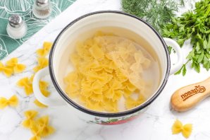 Макароны с тушенкой в кастрюле Макароны с тушенкой в кастрюле