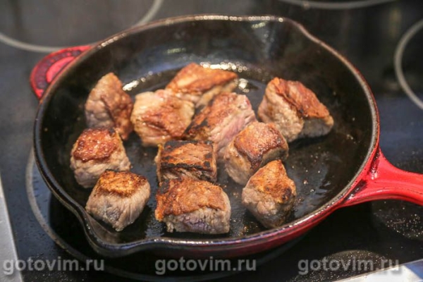 Рваная говядина с печеным чесноком и яблоками Рваная говядина с печеным чесноком и яблоками