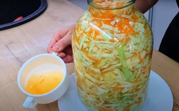 Как сделать квашеную капусту идеально хрустящей. Мой проверенный способ — хрустит даже через месяц в банке!