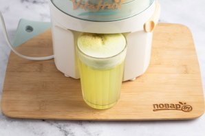 Свежевыжатый сок из сельдерея и яблок Свежевыжатый сок из сельдерея и яблок