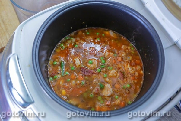 Паэлья с креветками, копченостями и зеленым горошком в мультиварке