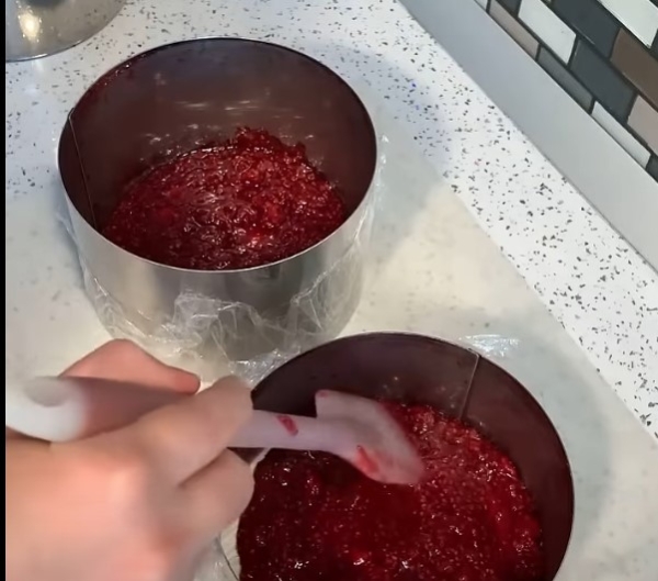 Ароматная и вкусная малиновая начинка в торт. Самое удачное сочетание: когда хочется лета и красивой подачи