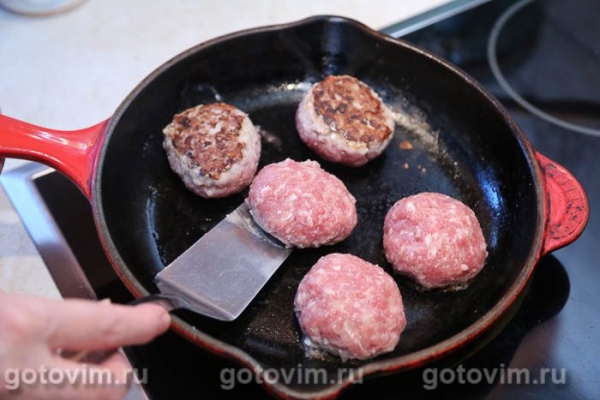 Булочка-плетенка с котлетой