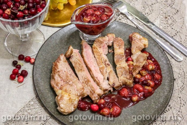 Стейк из свиной шейки с соусом из клюквы и винограда Стейк из свиной шейки с соусом из клюквы и винограда