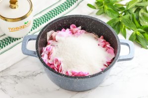 Сироп из лепестков роз Сироп из лепестков роз