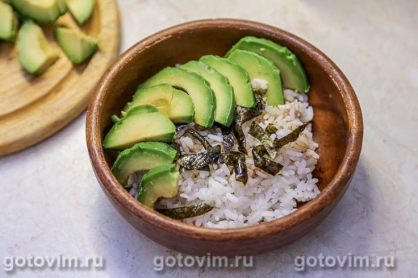 Поке с красной рыбой и авокадо