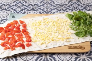 Рулет из лаваша с помидорами и сыром Рулет из лаваша с помидорами и сыром