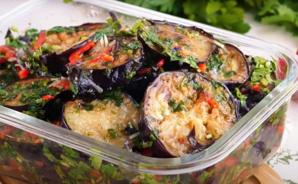 Рецепт вкуснейших баклажанов с чесноком, перцем и зеленью. Вкус детства: можно заготавливать даже на зиму