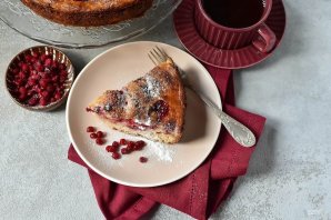 Открытый пирог с брусникой