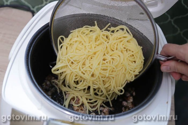 Паста карбонара с беконом и лисичками в мультиварке