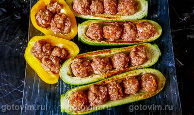 Цуккини (кабачки) с мясными фрикадельками и сыром Цуккини (кабачки) с мясными фрикадельками и сыром