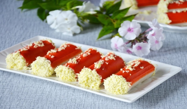 Гости съели их первыми. Эффектные рулетики из крабовых палочек: простой рецепт Гости съели их первыми. Эффектные рулетики из крабовых палочек: простой рецепт