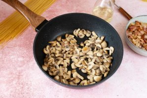 Спагетти с беконом и грибами Спагетти с беконом и грибами