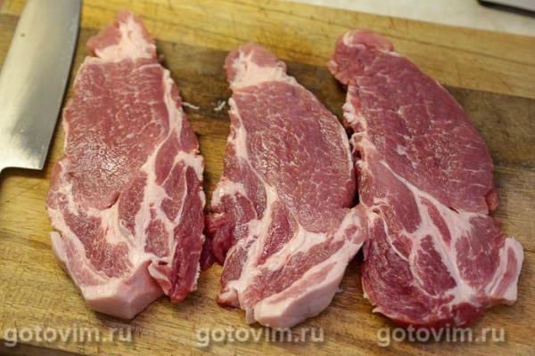 Стейк из свиной шейки с соусом из клюквы и винограда Стейк из свиной шейки с соусом из клюквы и винограда