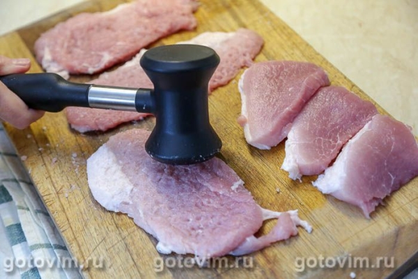 Рулетики из свинина с фаршем, тушенные в овощном соусе Рулетики из свинина с фаршем, тушенные в овощном соусе