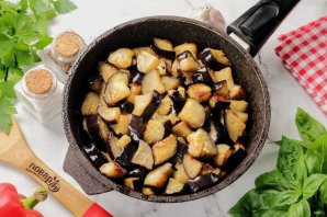Баклажаны, жаренные с перцем и помидорами Баклажаны, жаренные с перцем и помидорами