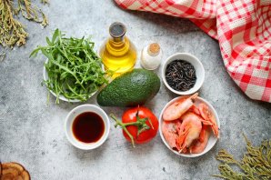 Боул с креветками, авокадо и черным рисом