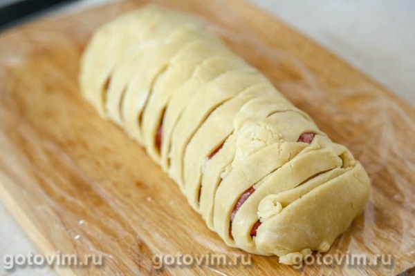 Мясной рулет с яйцом в тесте