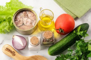 Салат с тунцом, огурцом и помидором Салат с тунцом, огурцом и помидором