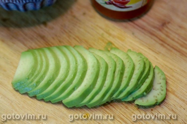 Поке из киноа с куриной грудкой, авокадо и бобами эдамаме