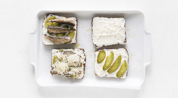 Бутерброды со шпротами и огурцом, пошаговый рецепт с фото на 393 ккал