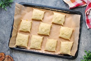 Пирожки с колбасой и сыром