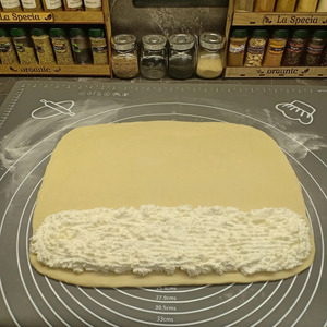 Рулет на дрожжевом тесте с творогом