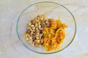 Салат с курицей и опятами