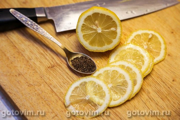 Стейк из свиной шейки с лимоном, перцем и чесноком на сковроде Стейк из свиной шейки с лимоном, перцем и чесноком на сковроде