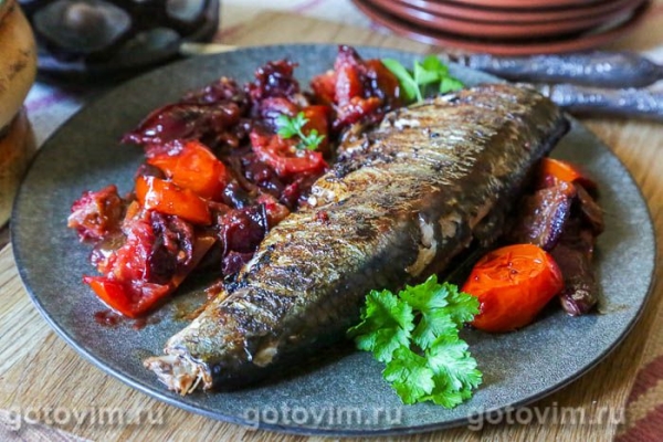 Сельдь, жаренная с помидорами, сливами и чесноком в соевом соусе Сельдь, жаренная с помидорами, сливами и чесноком в соевом соусе