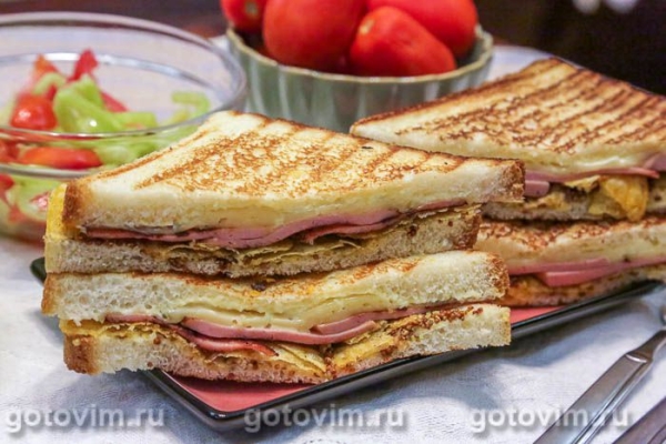 Арканзасский сэндвич с жареной колбасой и чипсами Арканзасский сэндвич с жареной колбасой и чипсами