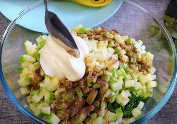 Хрустящий, пикантный, невероятный! Мой новый фаворит среди салатов — и это всего лишь кабачки Хрустящий, пикантный, невероятный! Мой новый фаворит среди салатов — и это всего лишь кабачки