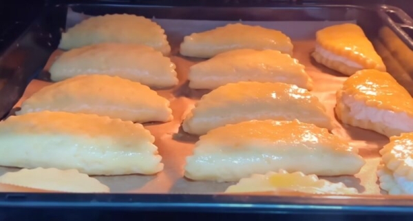 Готовятся из самых простых продуктов: как испечь сочни с творогом, которые будут нежнее, чем в дорогой кондитерской Готовятся из самых простых продуктов: как испечь сочни с творогом, которые будут нежнее, чем в дорогой кондитерской
