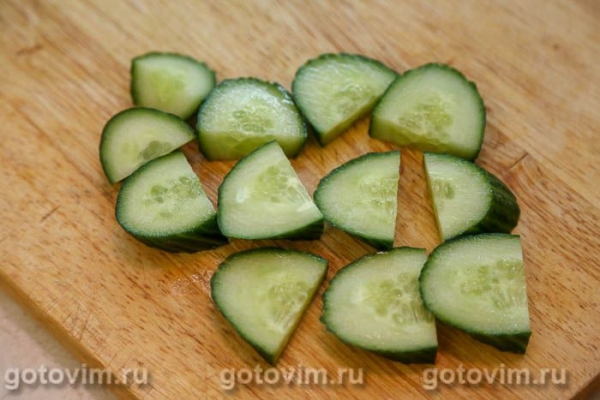 Канапе с красной рыбой, огурцом и сыром моцарелла Канапе с красной рыбой, огурцом и сыром моцарелла