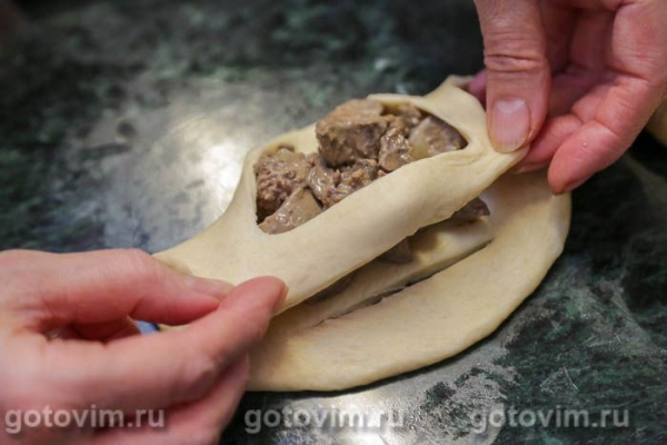 Булочка-плетенка с куриной печенью Булочка-плетенка с куриной печенью