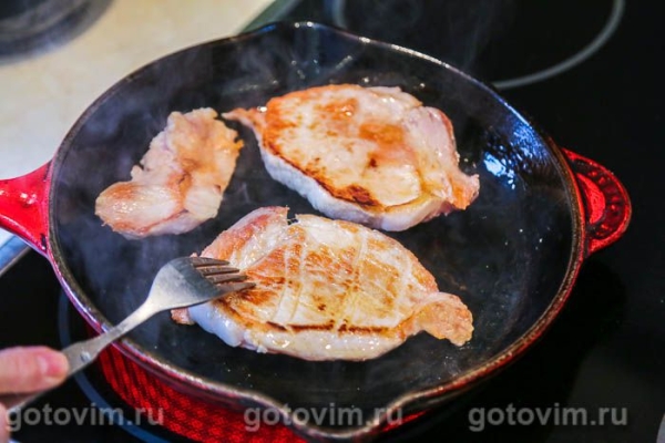 Свиные отбивные, запеченные с помидорами, моццарелой и лимоном Свиные отбивные, запеченные с помидорами, моццарелой и лимоном