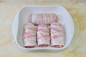 Куриные рулетики в беконе с грибами