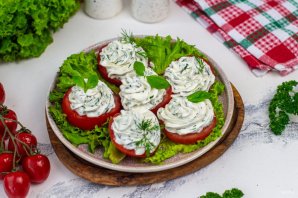 Помидоры с творожным сыром и чесноком Помидоры с творожным сыром и чесноком