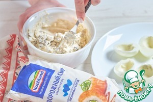 Фаршированные яйца с сыром
