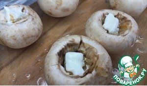 Фаршированные шампиньоны с перепелиными яйцами
