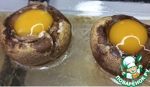 Фаршированные шампиньоны с перепелиными яйцами