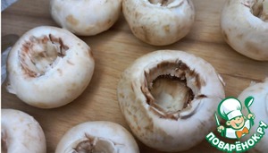 Фаршированные шампиньоны с перепелиными яйцами